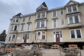 Старинное здание отеля в Канаде передвинули с помощью мыла