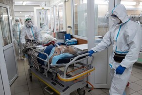 В России вспышка «ходячей пневмонии»: у больниц стоит очередь из скорых