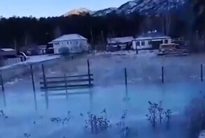 На Алтае река Чемал разлилась в мороз и затопила участки местных жителей