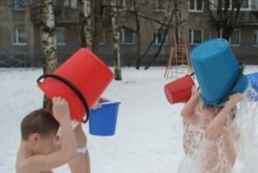В детском саду в Рязани вот уже несколько десятков лет обливают малышей ледяной водой на улице зимой
