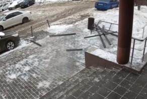 В Химках упавшая с крыши льдина пробила лавку у подъезда