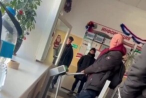 Студенты колледжа во Владивостоке выгнали из здания пьяных мужиков, которые сломали турникет