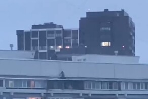 Смелый дворник в Чертаново чистил крышу без страховки