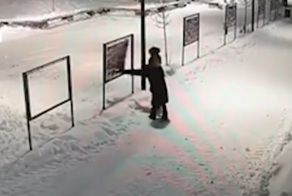 В Арзамасе девушки разгромили баннер, на котором были изображены фотографии жителей