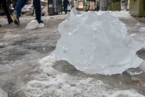 За секунды до: глыбы льда чуть не убили двух жителей Санкт-Петербурга