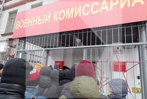 В Московской области глыба льда рухнула на очередь в военкомат
