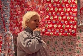 Парень обклеил весь дом своей мамы подарочной бумагой