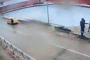Под Калининградом мужчина в шлепанцах угнал авто, пока водитель чистил снег