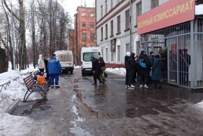 В подмосковных Люберцах глыба льда упала на очередь у военкомата и убила мужика