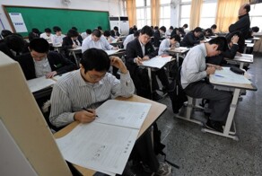 Абитуриенты в Южной Корее подали в суд из-за сокращения экзаменов на 90 секунд