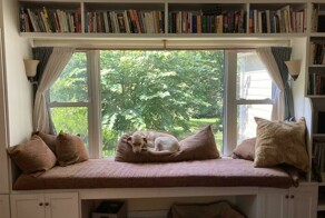 25 уютных уголков у окна, на которых хочется подолгу сидеть