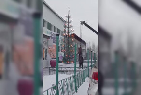 В Якутии мужчину прицепили к крану, чтобы нарядить ёлку