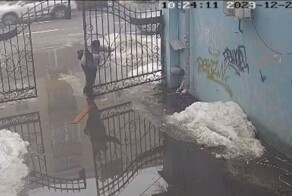 Житель Воронежа руками открыл автоматические ворота и сломал их