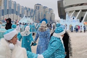Снегурочки в ритме рекорда: в Кемерово прошел самый массовый снегурко-хоровод в истории