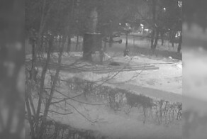 Школьник потушил Вечный огонь снежком