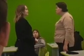 Учительница заступилась за школьника, которого избивала девочка