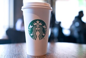 Ведущая новостей в Турции вышла в прямой эфир с кофе из Starbucks - и тут же лишилась работы