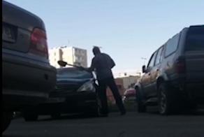 В Петербурге мужчина разбил лопатой машину неприятеля и прислал ему видео процесса