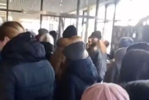 "Жесть какая-то!": жители Кривого Рога устроили давку из-за бесплатного масла и муки