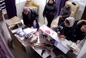 В Нижневартовске женщина раскидала чужие посылки в Wildberries из-за очереди