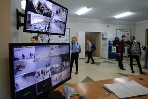 В одной из школ Екатеринбурга с родителей собирают 300 тысяч рублей на видеокамеры и составляют списки должников