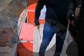 Владелец магазина с ножом в руках выгнал активистов, уличивших его в продаже алкоголя без лицензии