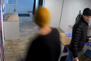 Курьер дал пару оплеух оператору ПВЗ, так как мужчине пришёл штраф за перевозку товара