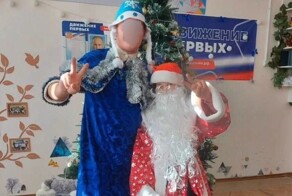 В приморской школе физрук сыграл Снегурочку и вызвал гнев общественников