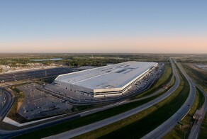 Восстание машин: на заводе Tesla в Техасе робот вышел из строя и напал на инженера