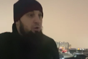 «Я хозяин здесь»: в Ленинградской области бородач избил мужчину с маленьким ребёнком на руках