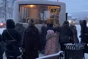 На Екатеринбург обрушился рекордный снегопад и замглавы города посоветовал жителям передвигаться на сноубордах