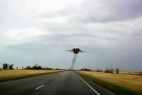 Бомбардировщик пролетел над шоссе (видео)