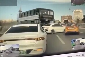 Неуправляемый автобус пробил ограждение и выехал на встречную полосу
