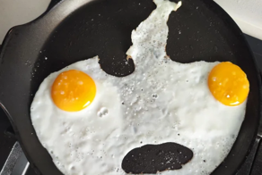 Тот момент, когда на тебя пялится диван