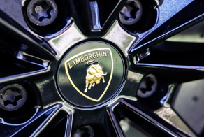 Как поседеть за полчаса: менеджер автосалона потерял Lamborghini Urus, оставив машину на мойке