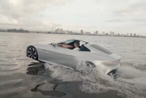 Единственный в мире плавающий Aston Matrin показали на видео