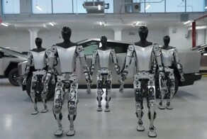 На заводе Tesla робот напал на сотрудника