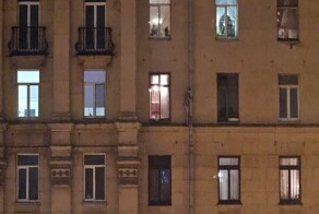 "Вон там этот чел с голой жо": житель Петербурга устроил обнажённый перфоманс на водосточной трубе