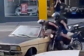 Интересный способ взять попутчиков