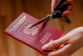 В Красноярске три гражданина РФ снова стали мигрантами