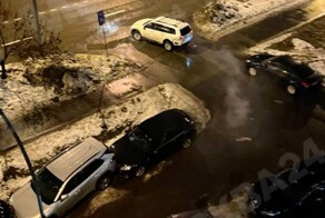 Он точно учился ездить в GTA: на востоке Москвы водитель белой «Митсубиси» протаранил больше 10 припаркованных во дворе машин и скрылся