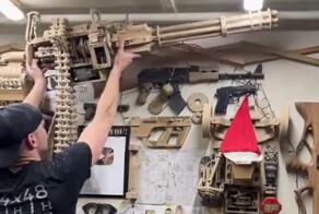 Безумный инженер делает уникальные механизмы из дерева