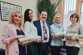 В Вологде депутат подарил своим коллегам по упаковке яиц
