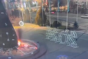В Казахстане 56-летний мужчина сжёг новогоднюю ёлку в центре города