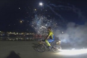 Итальянец устроил праздник, установив на велосипед комплекс фейерверков