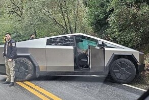 Электромобиль Tesla Cybertruck впервые попал в аварию