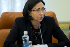 Жители Челябинска устали от прошлогоднего мусора и украсили помойки портретами мэра