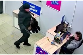 Сотрудник пункта выдачи получил по лицу из-за пакета