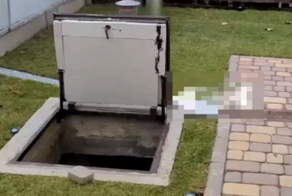 На зависть соседям: мужик на участке построил бомбоубежище