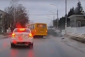 Вылетел на встречную полосу и столкнулся с автобусом